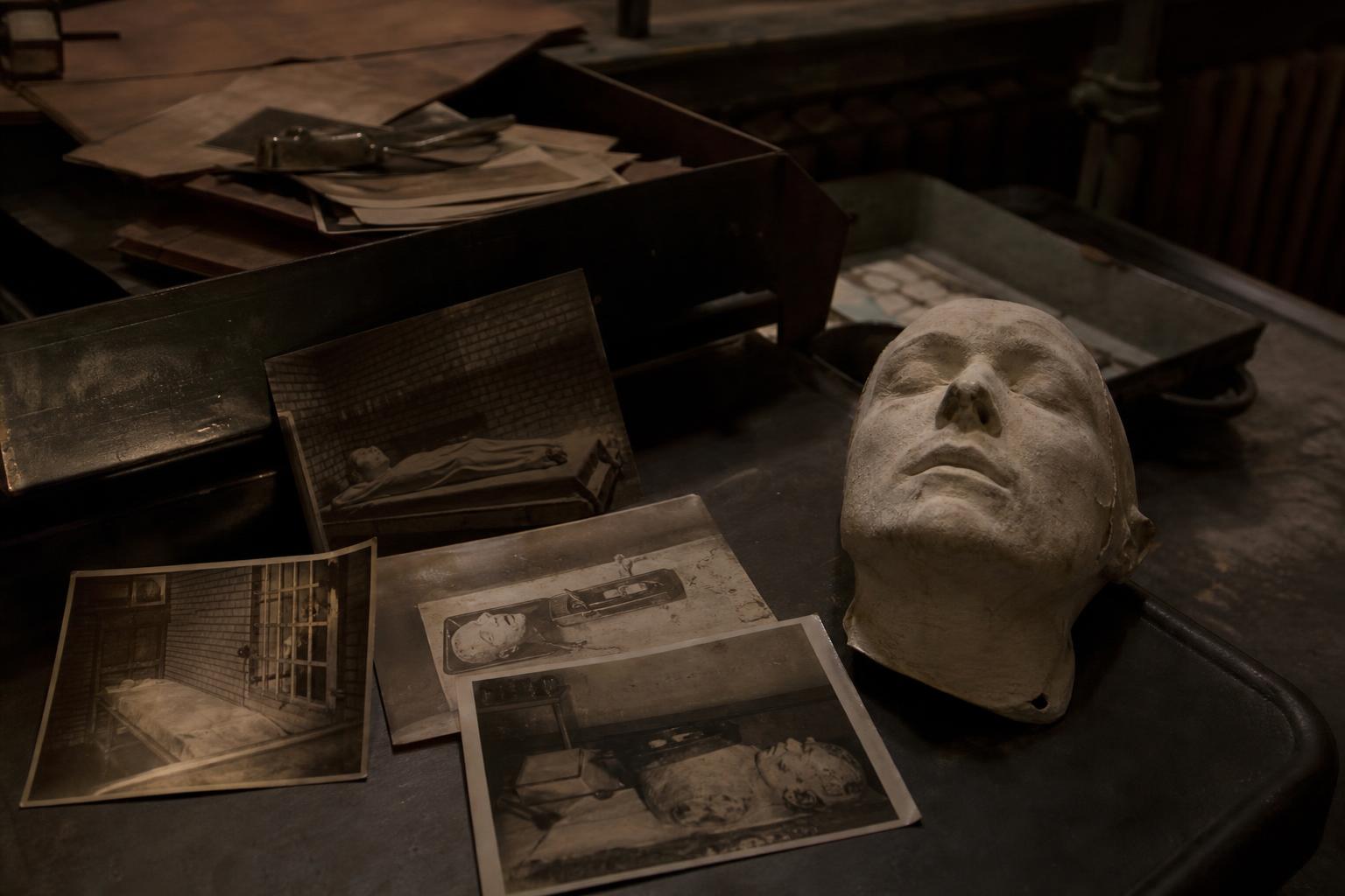 Maschere mortuarie, fotografie criminali e fame di volti