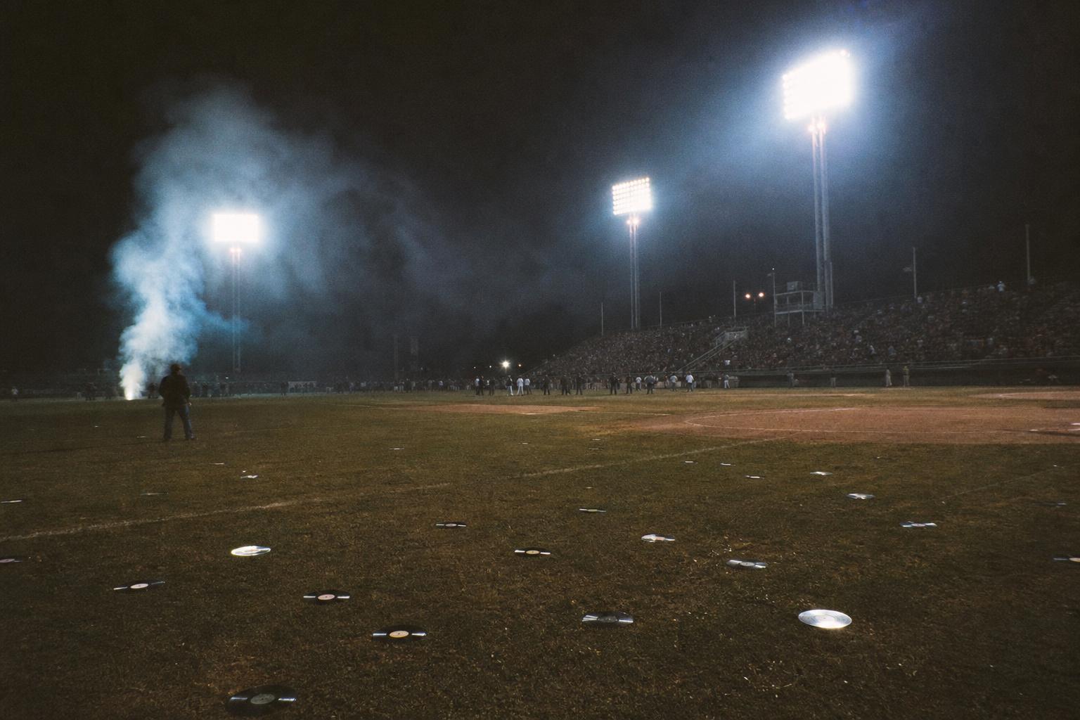 Disco Demolition Night: quando una folla trasformò la musica in rogo rituale