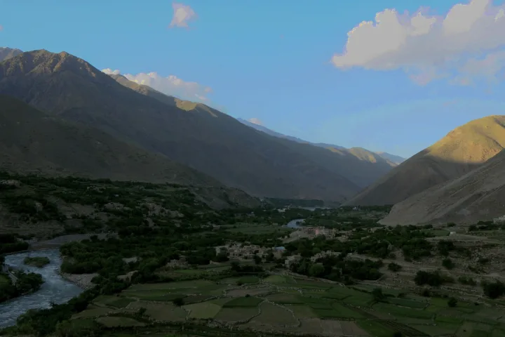 Valle del Panjshir vista tra montagne spoglie e luce fredda del mattino